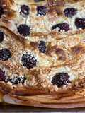 Pastel crujiente de masa filo y moras con mascarpone