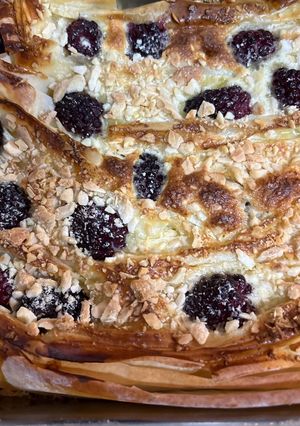 Una foto de Pastel crujiente de masa filo y moras con mascarpone