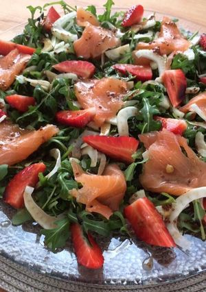 O poză a rețetei Salată de rucola cu somon afumat, bulb de fenicul și căpșune.