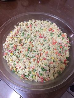 Una foto de Ensalada de pollo con pasta de coditos verdura (zanahoria chicharo elote apio aceitunas)