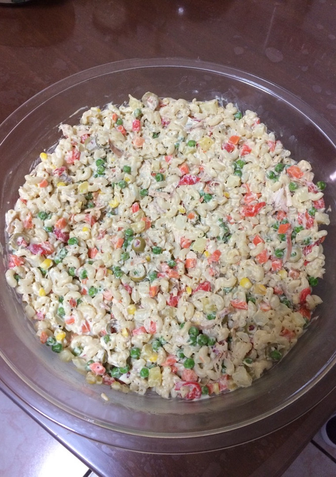 Una foto de Ensalada de pollo con pasta de coditos verdura (zanahoria chicharo elote apio aceitunas)