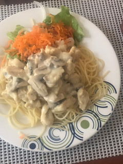 Una foto de Salsa blanca con pollo y champiñones