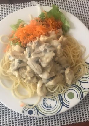 Una foto de Salsa blanca con pollo y champiñones