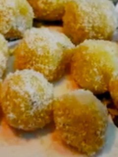 कद्दू नारियल के लड्डू (Kaddu nariyal ke ladoo recipe in hindi) रेसिपी मुख्य फोटो