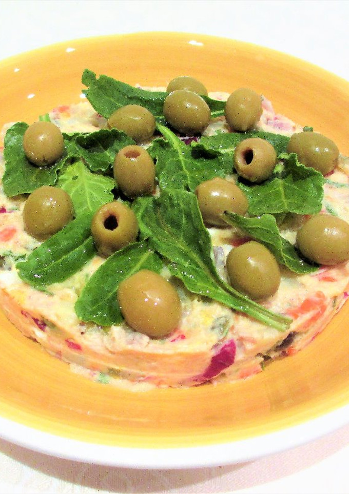 Una foto de Ensaladilla de verduras y pescado