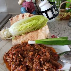 A picture of Shawarma with onion 🌰 and tomato 🍅.