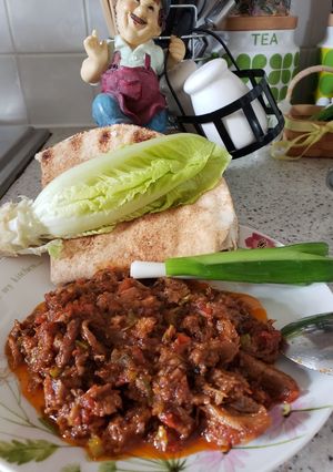 A picture of Shawarma with onion 🌰 and tomato 🍅.