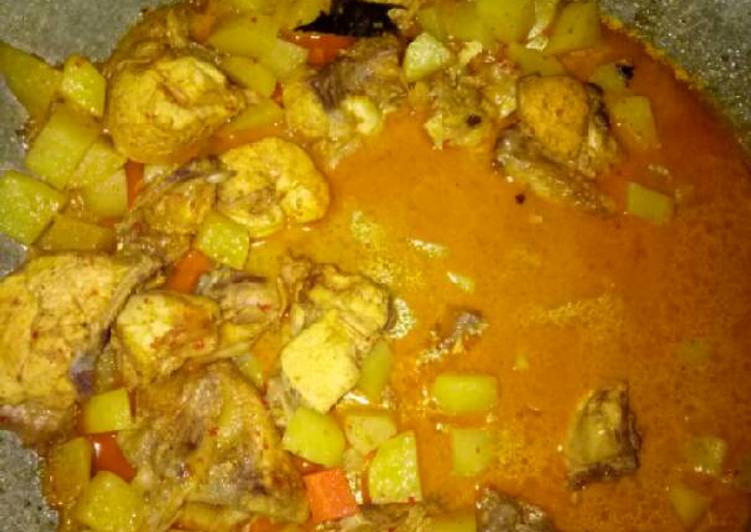 Kare ayam campur kentang wortel