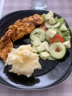 Una foto de Pechuga asada+Ensalada+Puré de papa
