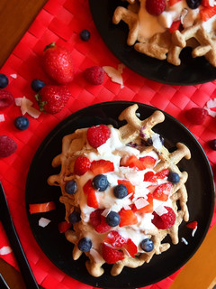 Una foto de Gofres fit con yogur y frutos rojos