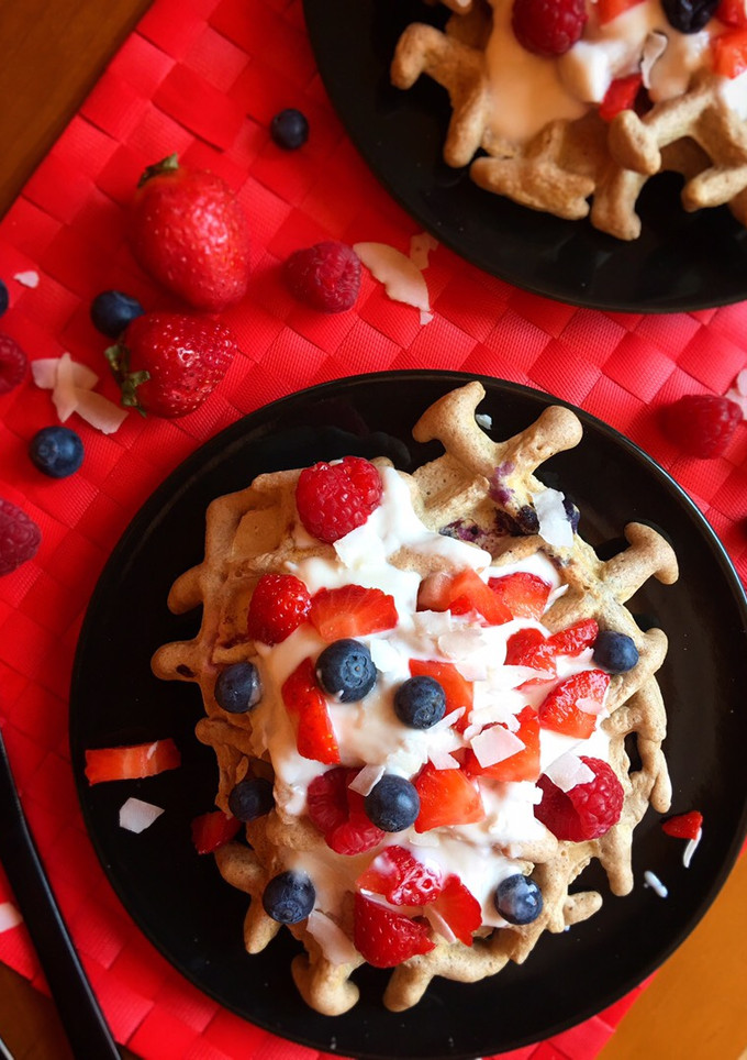 Una foto de Gofres fit con yogur y frutos rojos