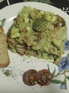 Una foto de Tartar salmón ahumado y aguacate