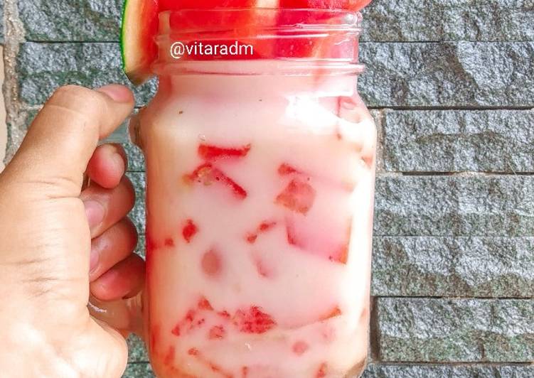 Langkah Mudah untuk Menyiapkan Es semangka susu yang Bisa Manjain Lidah