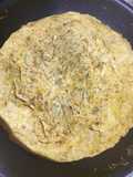 Tortilla de espárragos tiernos recolectados del monte