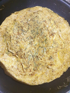 Una foto de Tortilla de espárragos tiernos recolectados del monte