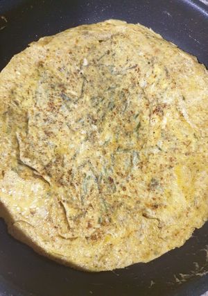 Una foto de Tortilla de espárragos tiernos recolectados del monte