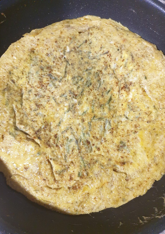 Una foto de Tortilla de espárragos tiernos recolectados del monte