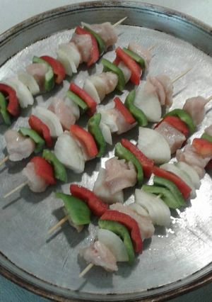Una foto de Brochettes de pollo y verduras