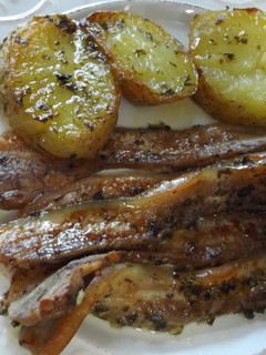Una foto de Panceta fresca al horno con ajo y perejil