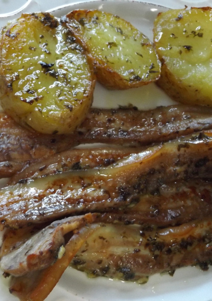 Una foto de Panceta fresca al horno con ajo y perejil