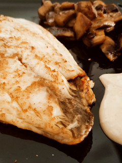 Una foto de Dorada a la plancha con boletus al wok y mayonesa de yakiniku