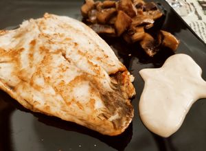 Una foto de Dorada a la plancha con boletus al wok y mayonesa de yakiniku
