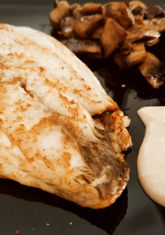 Una foto de Dorada a la plancha con boletus al wok y mayonesa de yakiniku