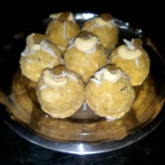 A picture of Roasted chane ke laddu.