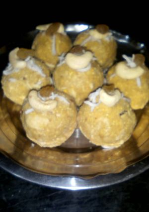 A picture of Roasted chane ke laddu.