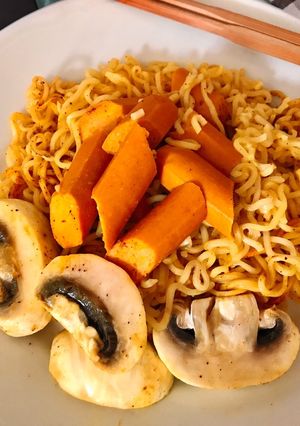 Hình của món Mì Khô Trộn Cà Ri Nấm Xúc Xích Chay.