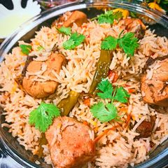 A picture of Chicken yakhni pulao.