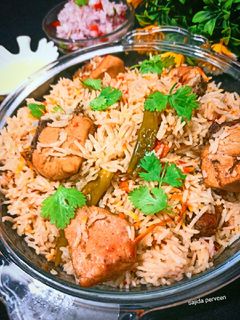 A picture of Chicken yakhni pulao.