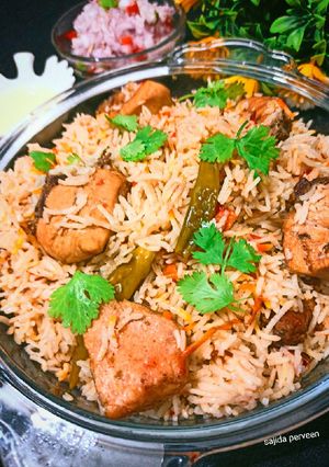 A picture of Chicken yakhni pulao.