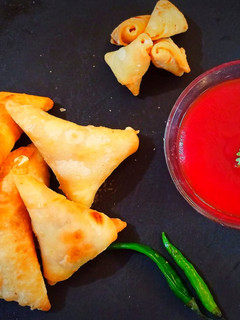 प्याज़ के पट्टी समोसे (pyaz ki patti samose recipe in Hindi) रेसिपी मुख्य फोटो