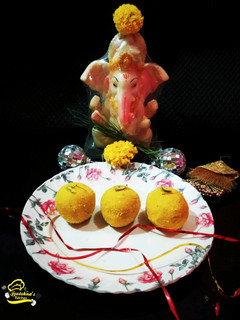 खमंग रवा बेसन लाडू (rava besan ladoo recipe in marathi) रेसिपी चे मुख्य फोटो