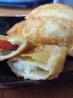 Una foto de Empanada Queso de cabra, tomate cherry y albahaca