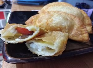 Una foto de Empanada Queso de cabra, tomate cherry y albahaca