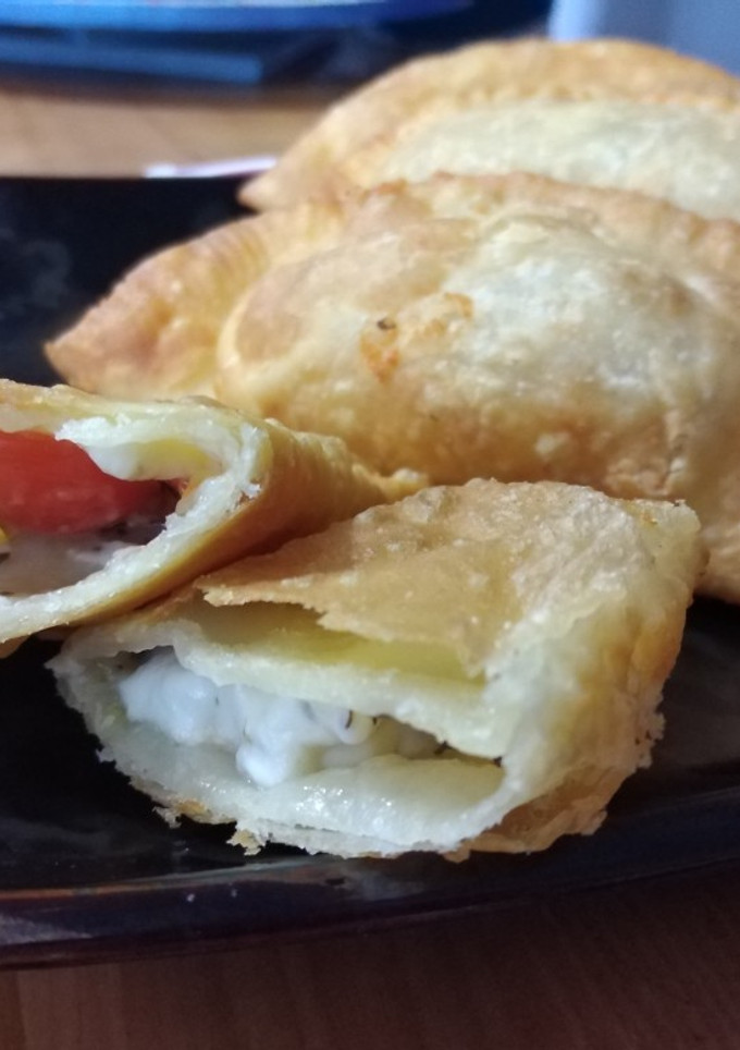 Una foto de Empanada Queso de cabra, tomate cherry y albahaca