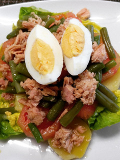 Una foto de Ensalada de patata, judías verdes y atún