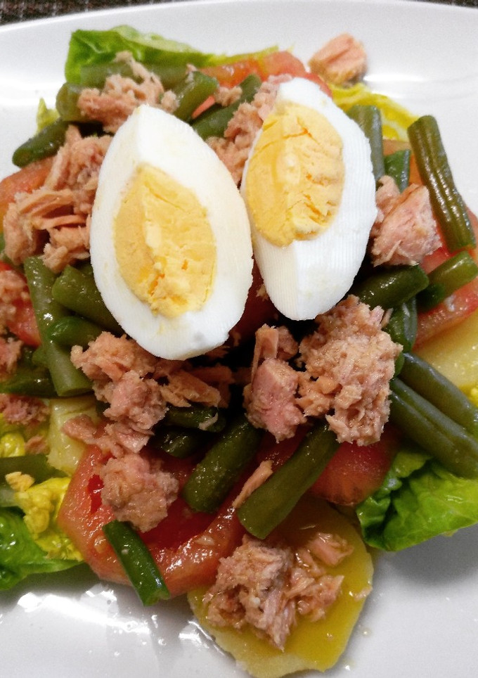 Una foto de Ensalada de patata, judías verdes y atún
