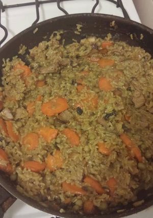 Una foto de Chow fun al estilo de fusion con carne y pollo