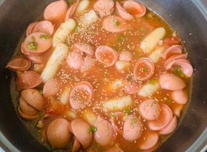 Hình của món Tokbokki làm từ cơm nguội.