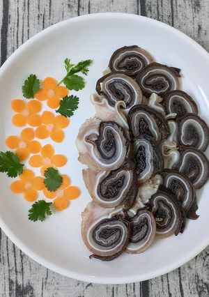 Hình của món Tai heo cuộn mộc nhĩ.