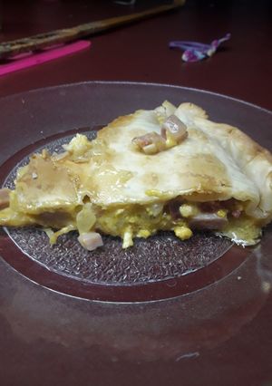 Una foto de Tarta de jamón, queso, huevo y cebolla