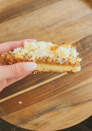 Una foto de 🥥TARTA DE COCO (con dulce de leche y crumble)
