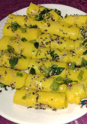 ખાંડવી (khandvi recipe in gujrati) રેસીપી મુખ્ય ફોટો