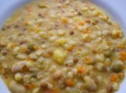Una foto di zuppa di piselli