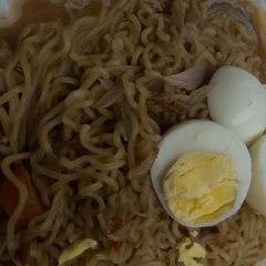 A picture of Indomie jollof.