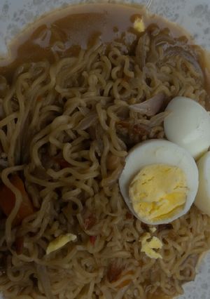 A picture of Indomie jollof.