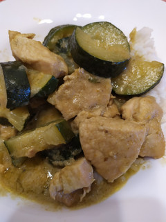 Villámgyors thai zöld curry, cukkinivel recept fotója